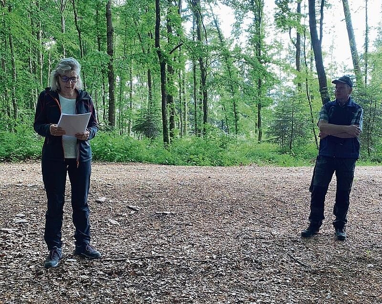 Informierten über den Zustand des Waldes: Die Solothurner Regierungsrätin Brigit Wyss und Revierförster Christoph Sütterlin. Foto: Bea Asper