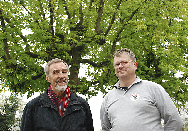 Noch kein Befall: Kurt Waldner und Franz Kottmann vor zwei weiss blühenden Rosskastanien beim Feuerwehrdepot (v. l.).  Foto: Th. Brunnschweiler