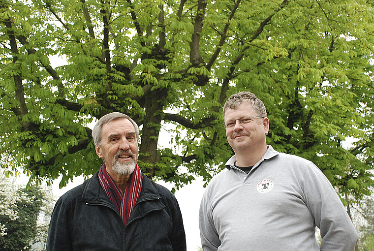 Noch kein Befall: Kurt Waldner und Franz Kottmann vor zwei weiss blühenden Rosskastanien beim Feuerwehrdepot (v. l.).  Foto: Th. Brunnschweiler