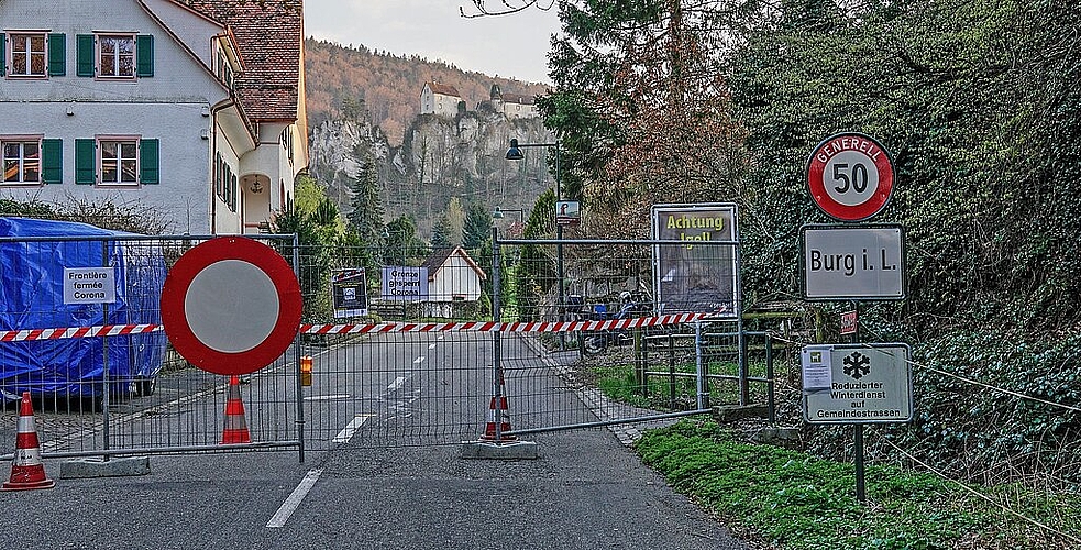 <em>Gesperrt, fermé: </em>Die Barrikaden der Grenzwache haben – abgesehen von der eindeutigen Vorschrift – auch eine eigentümliche und ungewohnte Ästhetik. Das Verbotsschild wirkt wie eine stilisierte Sonnenkorona, von der das Virus seinen Namen erhalten hat. Foto: Edmondo Savoldelli
