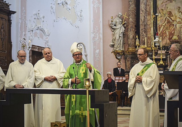 Beim Gottesdienst: (v. l.) Daniel Fischler, Alois Schuler, Thomas Wittkowski, Bischof Felix Gmür (M.) und der neue Leiter des Pastoralraums Birstal, Felix Terrier (ganz rechts).  Foto: Bea Asper