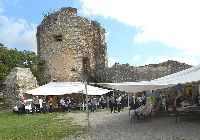 Burgfreuden: Fröhliche Teilnehmer an der GV des Vereins Pro Landskron, im Hintergrund der Pulverturm.   Foto: Andreas Obrecht