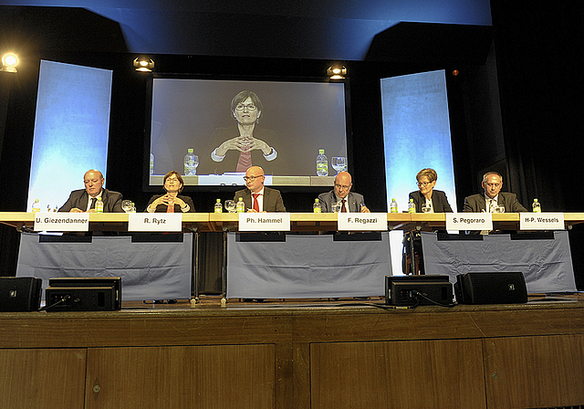 Podiumsdiskussion: Ulrich Giezendanner (Nationalrat SVP), Regula Rytz (NR Grüne), Moderator Phillippe Hammel, Fabio Regazzi (NR CVP), Sabine Pegoraro (Regierungsrätin BL FDP) und Hans-Peter Wessels (RR BS SP).  Foto: AZ Medien/Martin Töngi