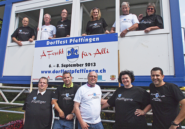 Der OK-Präsi und sein Team: Daniel Kaiser (untere Reihe im weissen T-Shirt) freut sich auf ein «Fescht für alli». Foto: Tobias Gfeller