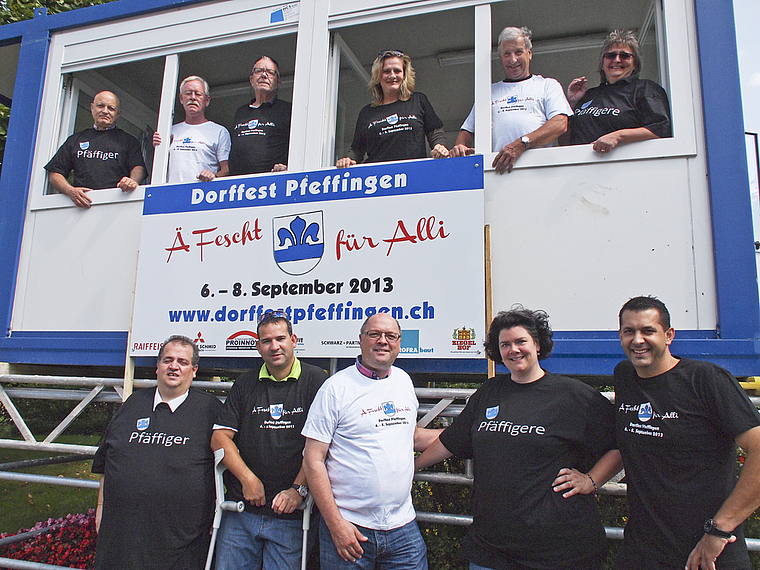 Der OK-Präsi und sein Team: Daniel Kaiser (untere Reihe im weissen T-Shirt) freut sich auf ein «Fescht für alli». Foto: Tobias Gfeller