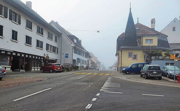 Hauptstrasse: Die Gemeinde möchte den Verkehr in Oberdornach beruhigen. Foto: Fabia Maieroni