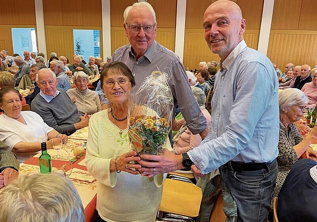 Feierten am 1. Juni ihre diamantene Hochzeit: Gertrud und Hans Aebersold-Ams, beglückwünscht von Gemeinderat 
