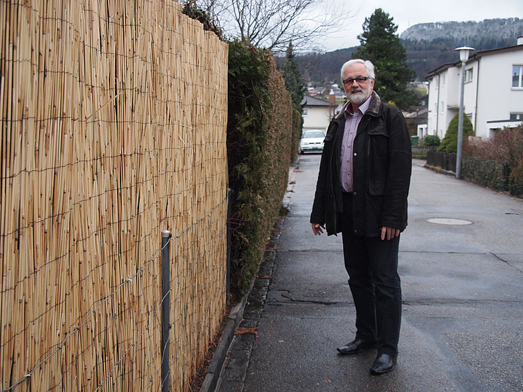 Diese Hecke muss zurückgeschnitten werden: Urs Häring wehrt sich wie andere Hausbesitzer gegen die gemeinderätliche Weisung. Foto: Tobias Gfeller