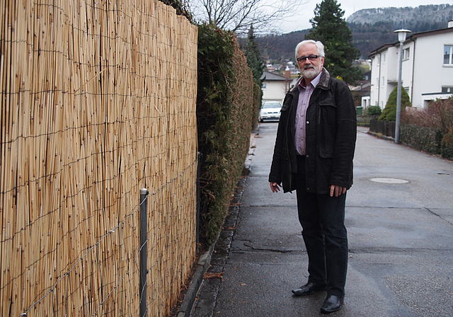 Diese Hecke muss zurückgeschnitten werden: Urs Häring wehrt sich wie andere Hausbesitzer gegen die gemeinderätliche Weisung. Foto: Tobias Gfeller