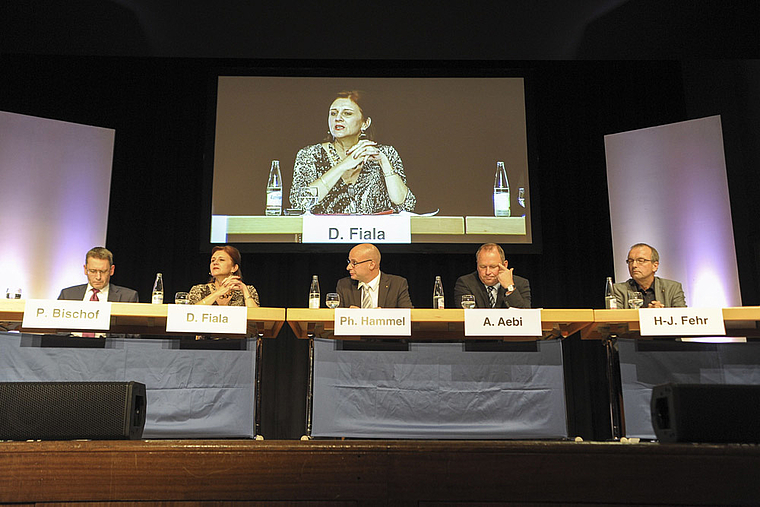 Welche Aussenpolitik, wie viel Diplomatie? In der von Philipp Hammel (Mitte) geführten Podiumsdiskussion platzierten die Bundespolitiker von links bis rechts ihre Standpunkte. Foto: Martin Toengi