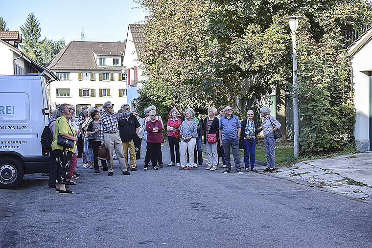 Mit jeder Einzelheit vertraut: Samuel Huggel zeigte der Gruppe die Spuren der Vergangenheit im äusseren Dorf.  Foto: Bea Asper