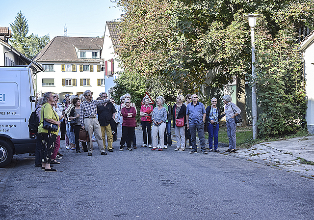 Mit jeder Einzelheit vertraut: Samuel Huggel zeigte der Gruppe die Spuren der Vergangenheit im äusseren Dorf.  Foto: Bea Asper