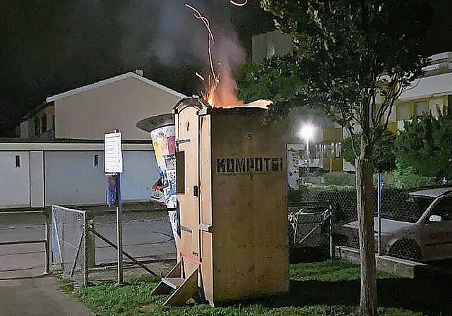 In Flammen: Bereits zum zweiten Mal brannte ein Toilettenhäuschen im dicht besiedeltem Wohngebiet. Fotos: zVg
