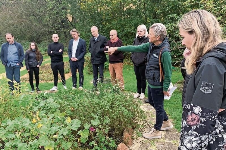 Im Kräutergarten: Veronika Ziemke erklärt die 13 Kräuter, welche im berühmten Ricola-Kräuterzucker stecken. Fotos: Gaby Walther