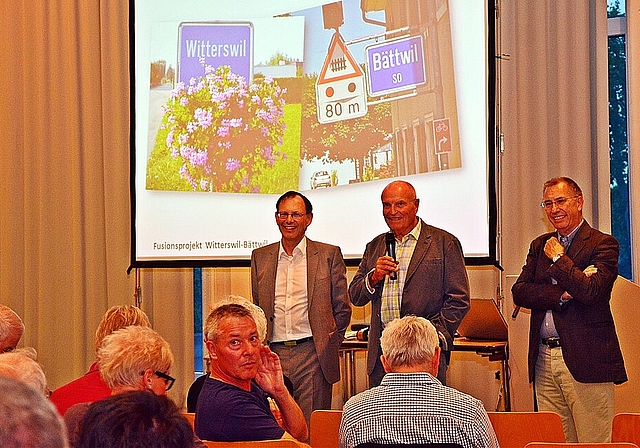 Fusionsexperte Bernhard Jöhr (Mitte) und die beiden Gemaindepräsidenten François Sandoz, Bättwil (l.) und Mark Seelig, Witterswil, stellen sich den Fragen.