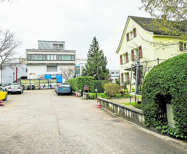 Spitalweg: Gemäss den Plänen hätte der Bau auf der Parzelle rechts im Bild zu stehen kommen sollen. Foto: Nicole Nars-Zimmer