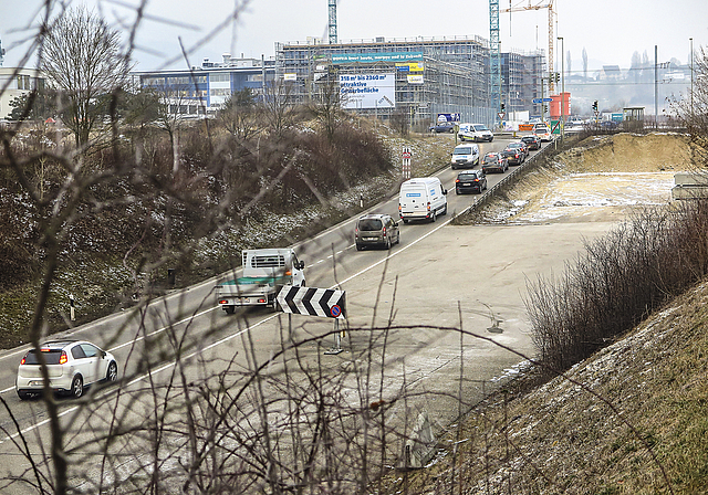 Verzögerung: Wann die Bagger auffahren werden, um die Untertunnelung der Hauptstrasse in Angriff zu nehmen, ist ungewiss.  Foto: Edmondo Savoldelli