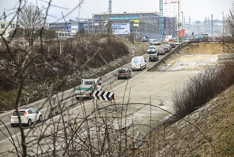 Verzögerung: Wann die Bagger auffahren werden, um die Untertunnelung der Hauptstrasse in Angriff zu nehmen, ist ungewiss.  Foto: Edmondo Savoldelli