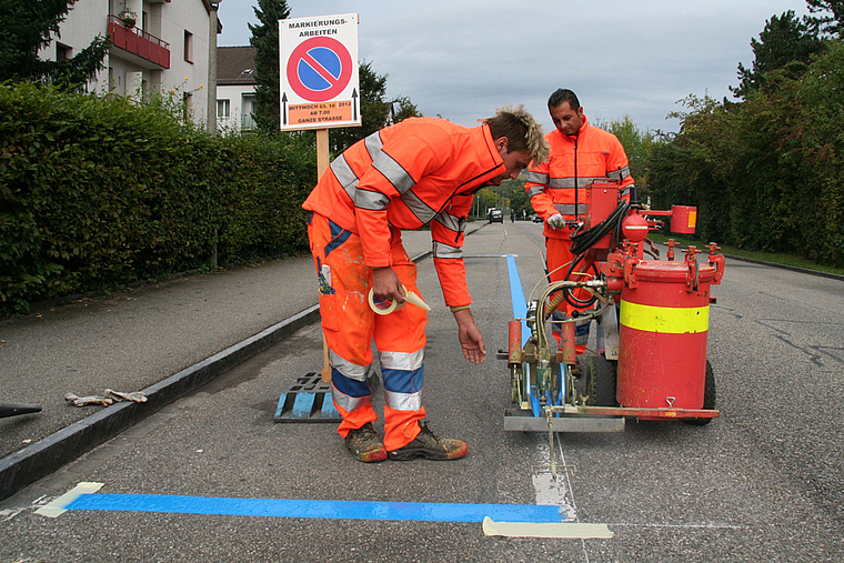 Aus Weiss mach Blau: Auch an der Binningerstrasse darf zwischen 8 und 19 Uhr nur noch eine Stunde frei parkiert werden.  Foto: Thomas Kramer