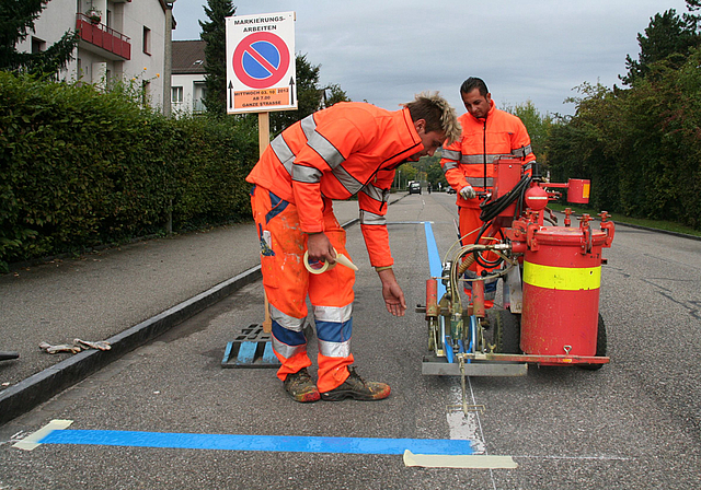 Aus Weiss mach Blau: Auch an der Binningerstrasse darf zwischen 8 und 19 Uhr nur noch eine Stunde frei parkiert werden.  Foto: Thomas Kramer