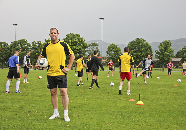 Vom FCB zum FC Aesch: Scott Chipperfield beim ersten Training mit seinen neuen Teamkameraden.  Foto: Guido Herklotz