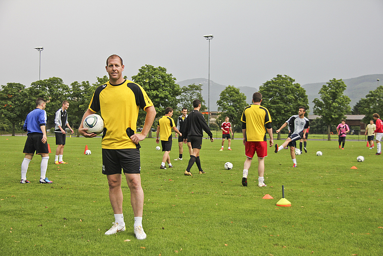 Vom FCB zum FC Aesch: Scott Chipperfield beim ersten Training mit seinen neuen Teamkameraden.  Foto: Guido Herklotz