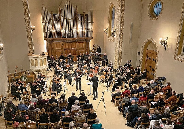 Fast volle Ränge: Das Konzert zog viele Besucherinnen und Besucher an. Foto: Caspar Reimer