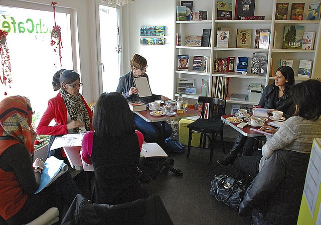 Deutschkonversation: Eine international gemischte Gruppe von Expat-Frauen tauscht Erfahrungen aus.  Foto: Thomas Brunnschweiler