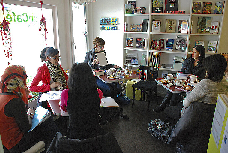 Deutschkonversation: Eine international gemischte Gruppe von Expat-Frauen tauscht Erfahrungen aus.  Foto: Thomas Brunnschweiler