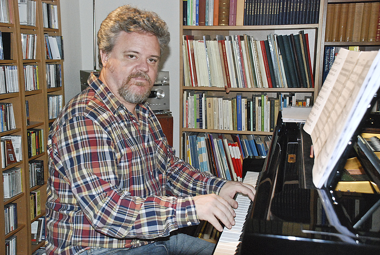 Gern gesehener Gast: Martin Palmeri in der Wohnung des Dirigenten Reiner Schneider-Waterberg.  Foto: Thomas Brunnschweiler