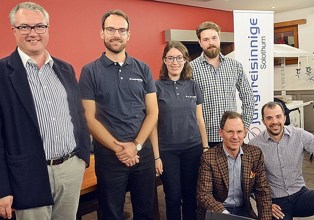 <em>Dreiköpfiger Vorstand mit Gästen: </em>(v.l.) RR Remo Ankli, der Vorstand mit Daniel Flury, Sarah Stebler und Pascal Helfenfinger sowie die NR-Kandidaten Christian Thalmann und David Häner.Foto: Roland Bürki