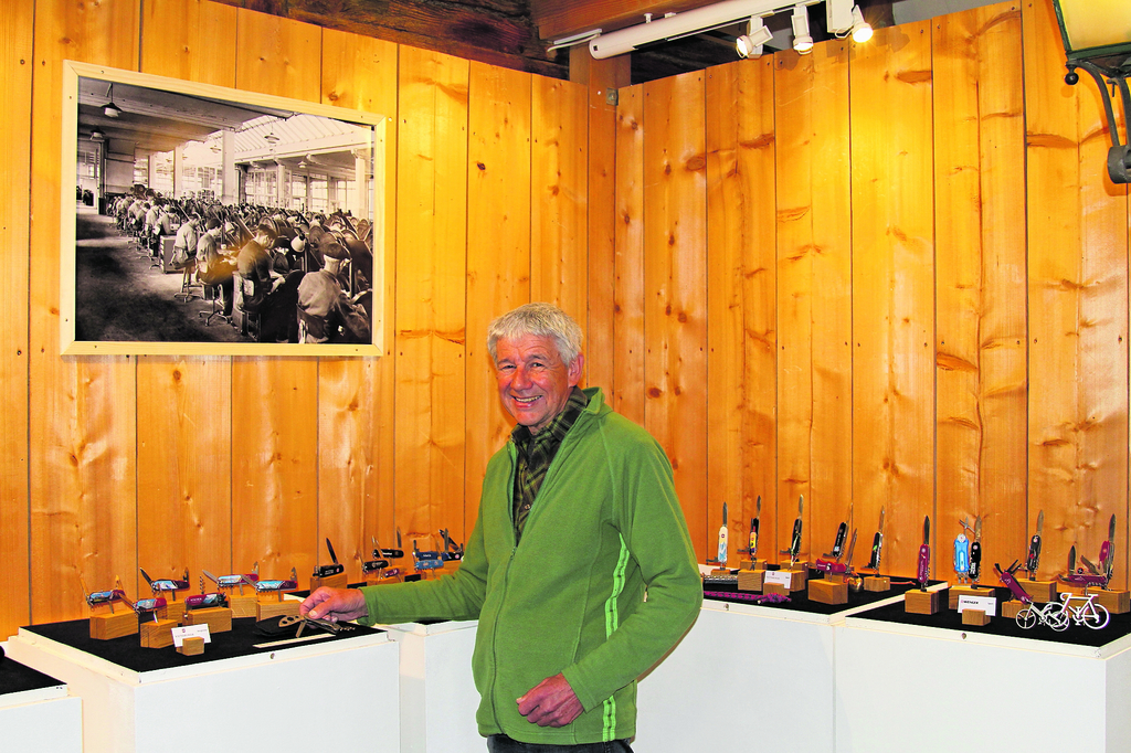 Zu jedem Messer eine Geschichte: Peter Nebel vor seiner Sackmessersammlung im Heimatmuseum Aesch. Fotos: Florin Bürgler
