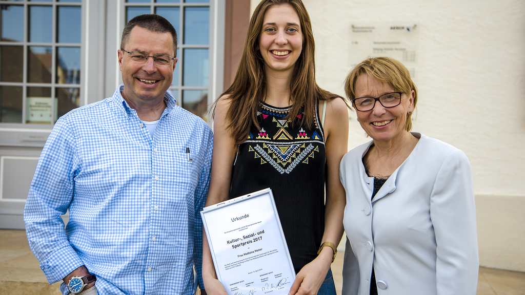 Sportpreisträgerin: Volleyballerin Madlaina Matter zwischen Matthias Preiswerk und Marianne Hollinger.
