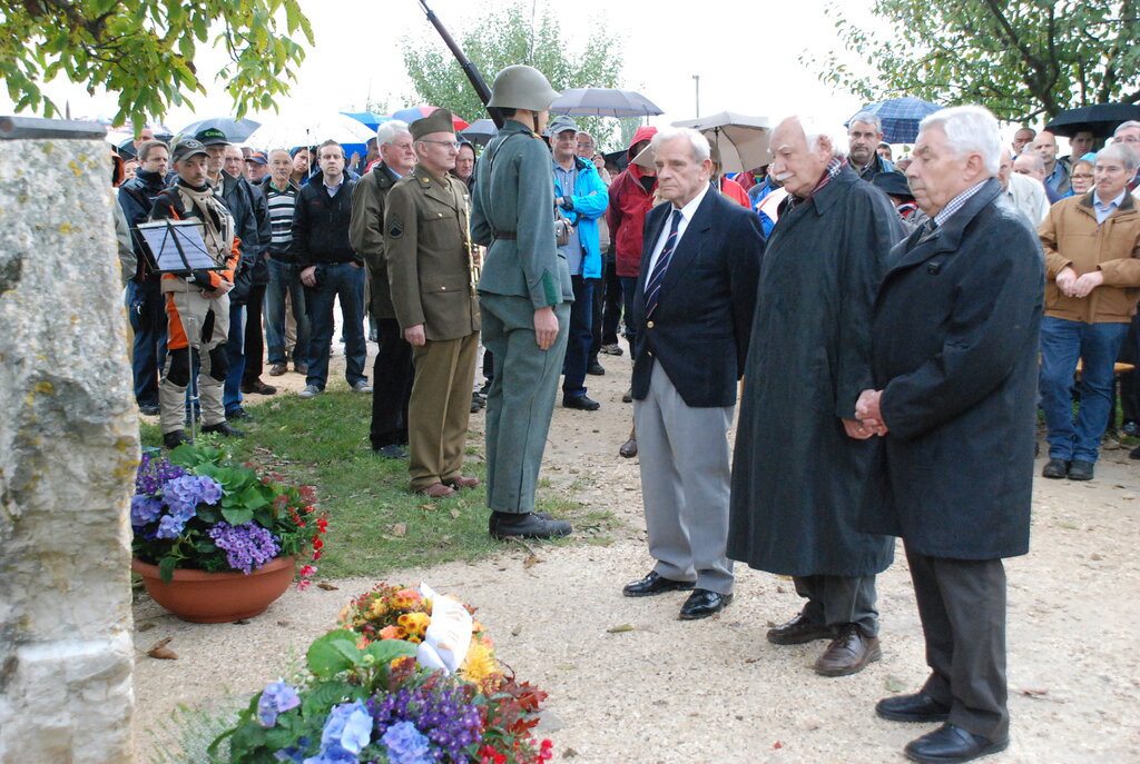 Bei der Kranzniederlegung sichtlich ergriffen (v. l.): Die Zeitzeugen Jean-Pierre Wilhelm, Werner Gallusser und Peter Hueber.
