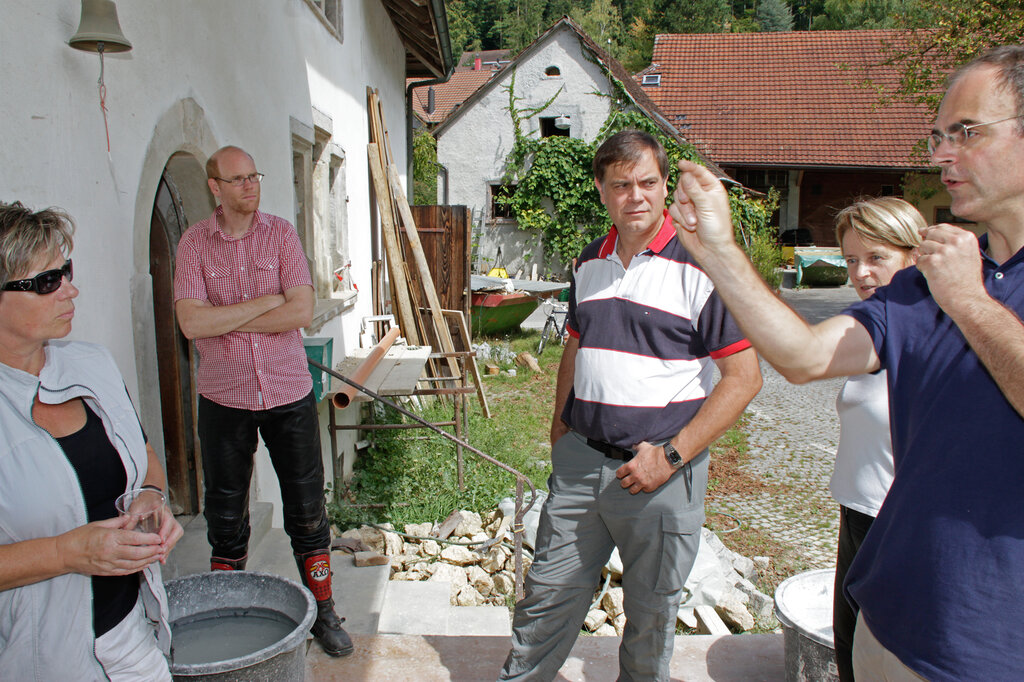 Vorfreude:  Bauherr Job Ubbink (r.), seine Partnerin (daneben) und Architekt Daniel Burckhardt (2. v. l.) informieren. Gemeinderätin Maja Schneiter und Gemeindeverwalter Bruno Benz (v. l.) hören interessiert zu.   Fotos: Martin Staub
