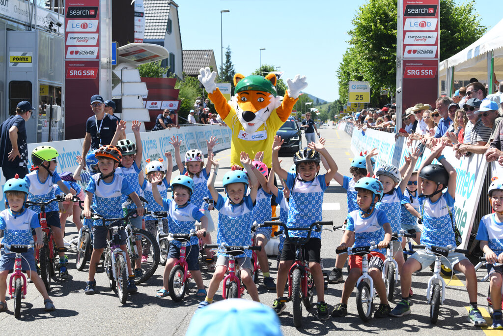 Mit dem Tour-de-Suisse-Maskottchen: Beim Primeo Energie Kids Race hatten die Kleinsten grossen Spass.