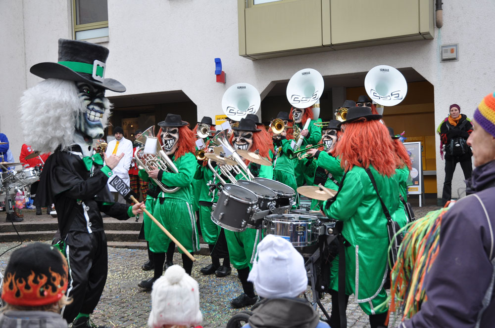 Seit 40 Jahren ein sicherer Fasnachtswert: Die Ermitage Schränzer Arlesheim kakophonierten auf dem Postplatz. Fotos: Isabelle Hitz