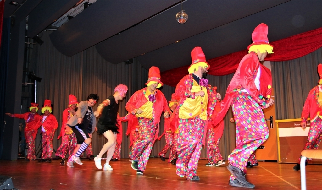 «Der verliebte Clown»: Clown und Moderator Toby und OK-Präsident Roman (mit Perücke in pink) sind mit von der Partie bei der Männerriege. Fotos: Cornelia Felber