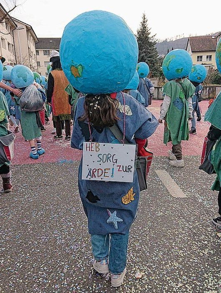 Dringende Botschaft: «Heb Sorg zur Ärde» mahnen die Kinder mit diesem Kostüm.
