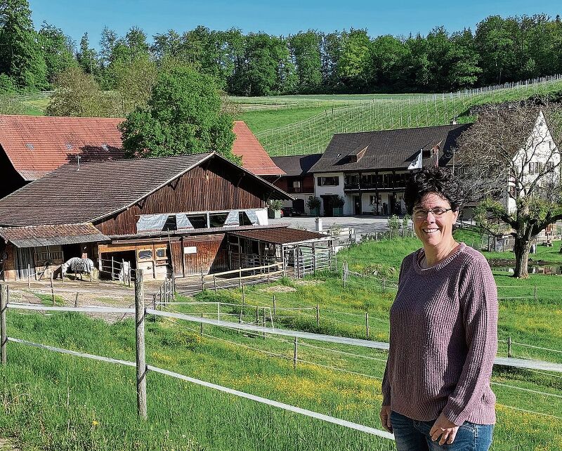 Führt den Klushof als modernen Landwirtschaftsbetrieb mit viel Herzblut: Barbara Koellreuter. Foto: Axel Mannigel
