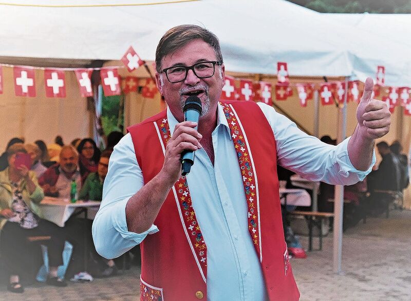 Mitreissend: Der Bad Ragazer Alleinunterhalter Stefan Roos heizte der Festgemeinde mit seinen Mundartliedern ein. Fotos: Thomas Brunnschweiler