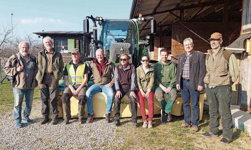 Einsatz für Wildtiere: Das Team des Anlasses mit den Organisatoren von Bio Nordwestschweiz, den Mitgliedern von «Fux und Dax» und der Rehkitzrettung Leimental.
