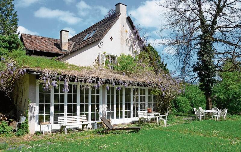 Verlassen, aber gut in Schuss: Die alte Villa auf der Bauparzelle im Buchloch ist noch fast unversehrt – durch die Fenster ist sogar noch die Einrichtung zu sehen.