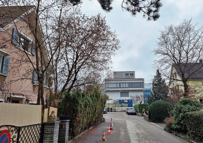 Spitalweg: Gemäss den Plänen soll der Erneuerungsbau auf der Parzelle rechts im Bild zu stehen kommen (das gelbe Haus würde abgerissen). Das Einfamilienhaus links im Bild wäre vom Bau am stärksten betroffen. Foto: Fabia Maieroni
