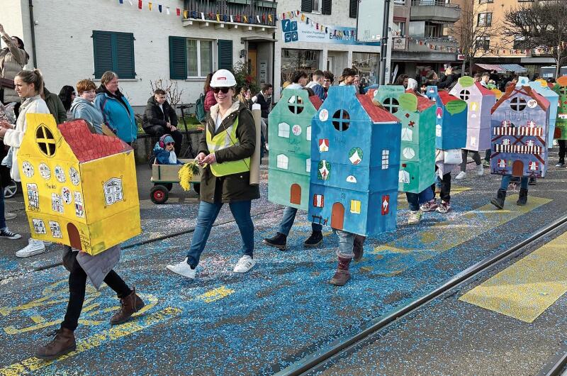 «Luftqualität 2/5 Punkte»: Die als Häuser verkleideten Schülerinnen und Schüler spielten unter anderem auf die Luftqualität in den Schulhäusern in Reinach an. Fotos: Caspar Reimer
