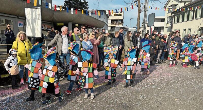 Bilderbuchheld an der Fasnacht vertreten: Die Elmar-Elefanten zogen mit ihren farbenfrohen Kostümen und Masken sämtliche Blicke auf sich.
