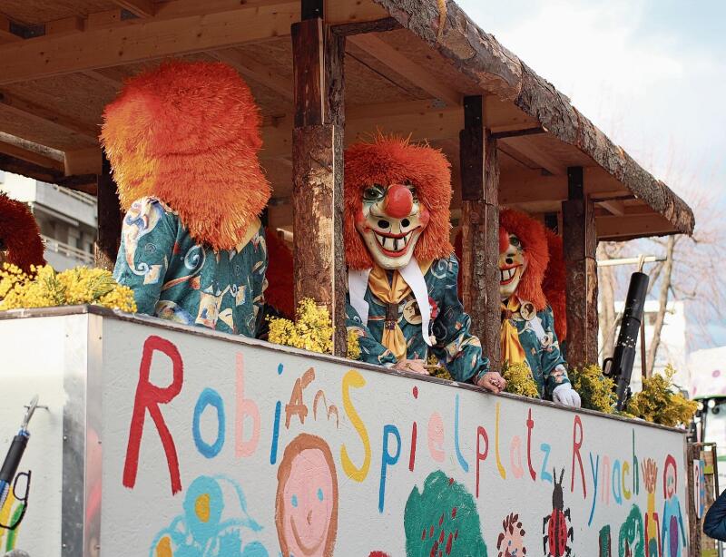 Ein fahrender Robi-Spielplatz: Der Fasnachtswagen der Fasnachtsclique Die Zünftige wur-de von Mädchen und Buben des Kindergartens Neueneichweg bemalt. Foto: Jeannette Weingartner
