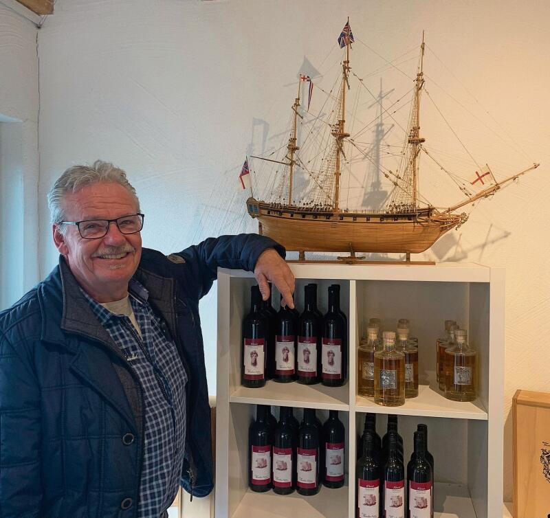 Thront über dem hauseigenen Wein: Das erste Modellschiff von André Fanti. Foto: Florin Bürgler
