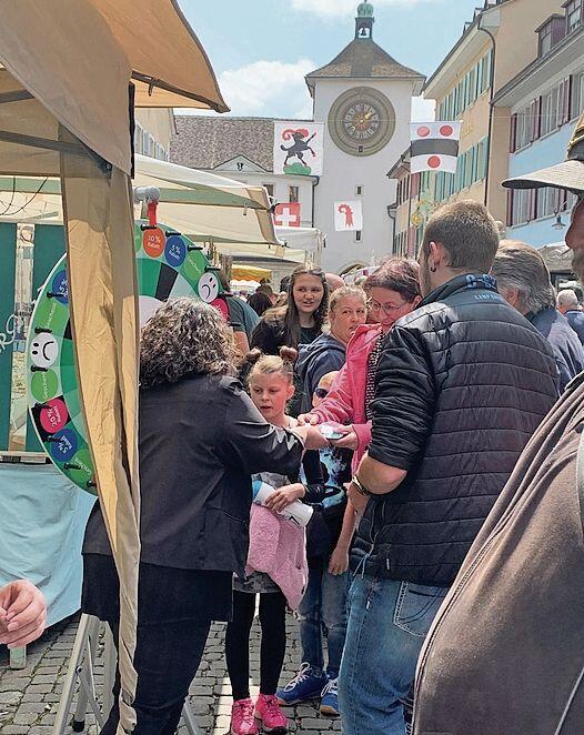 Andrang: Viele wollten ihr Glück beim Glücksrad versuchen.
