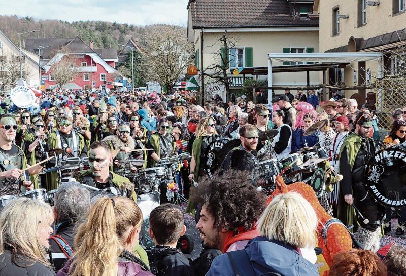 Hirzefäger: Die in der ganzen Schweiz bekannten Breitenbacher Musikerinnen und Musiker begeisterten mit ihren Guggen-Klängen. Fotos: Carlo Lang
